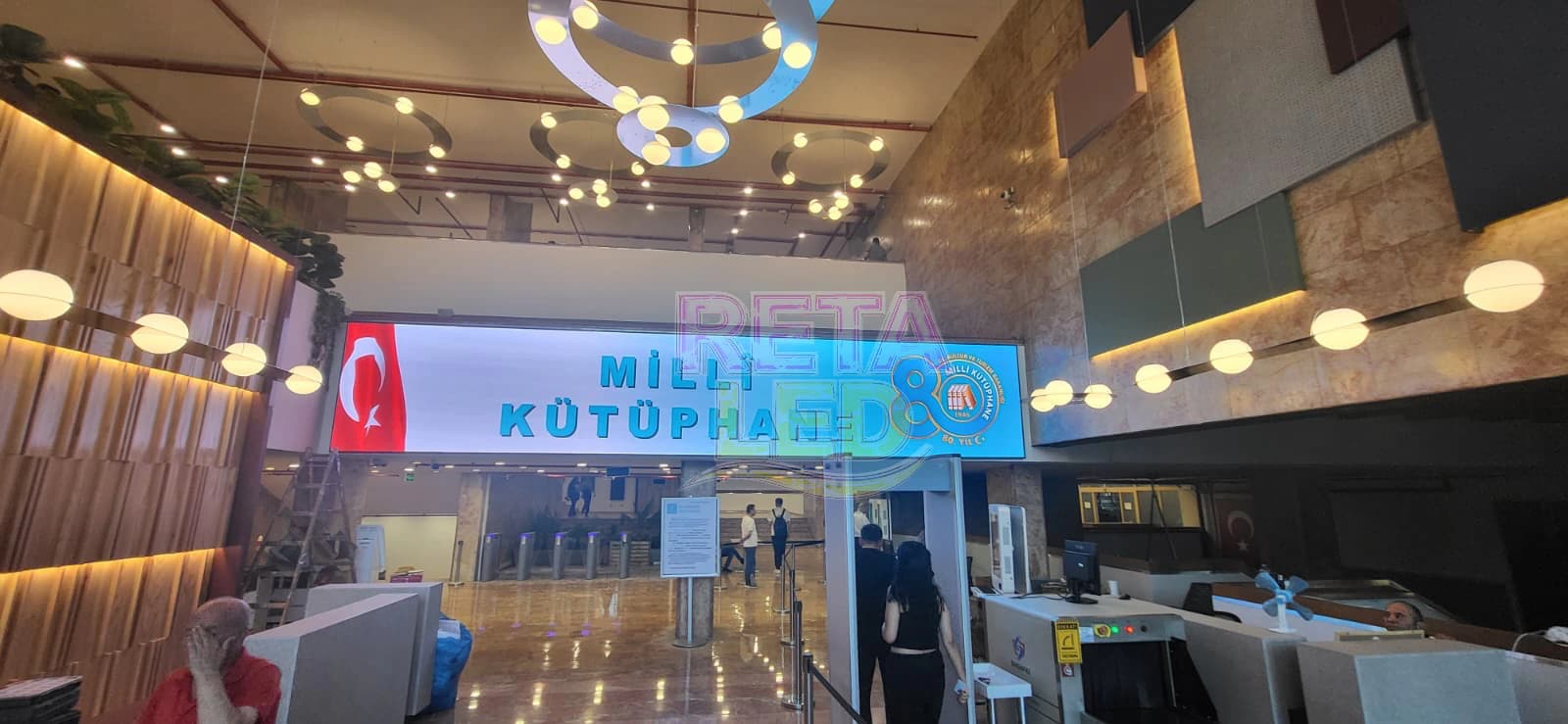 Milli Kütüphane giriş alanında P2.5 uzun iç mekan LED ekran uygulaması
